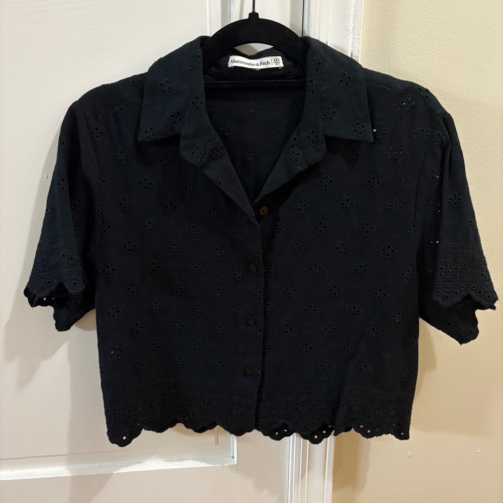 NWOT Abercrombie Short-Sleeve Scallop-Hem Shirt in Black XXS